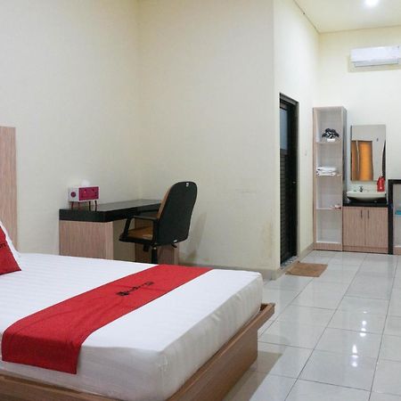 RedDoorz Syariah near Sultan Muhammad Kaharuddin Airport Hotel Sumbawa Besar Luaran gambar