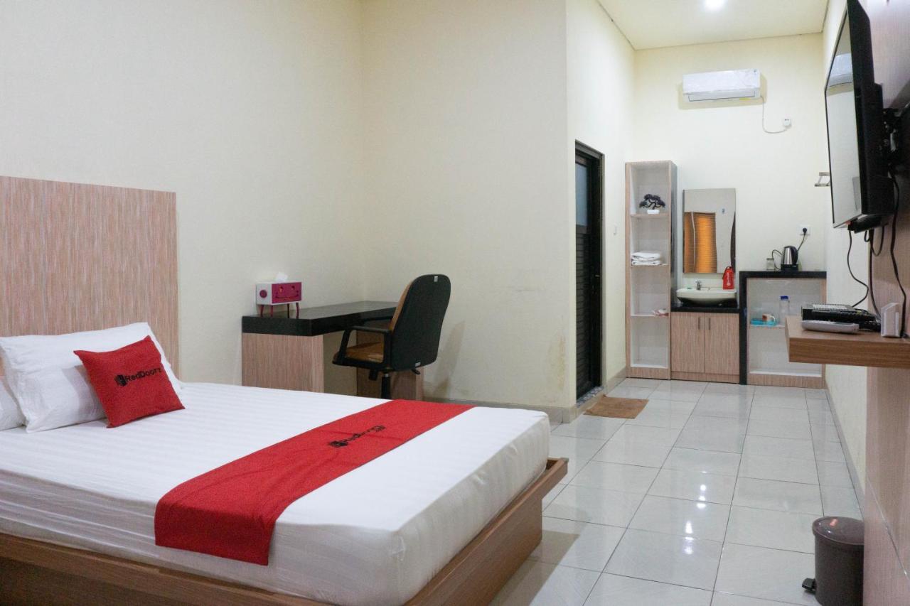 RedDoorz Syariah near Sultan Muhammad Kaharuddin Airport Hotel Sumbawa Besar Luaran gambar
