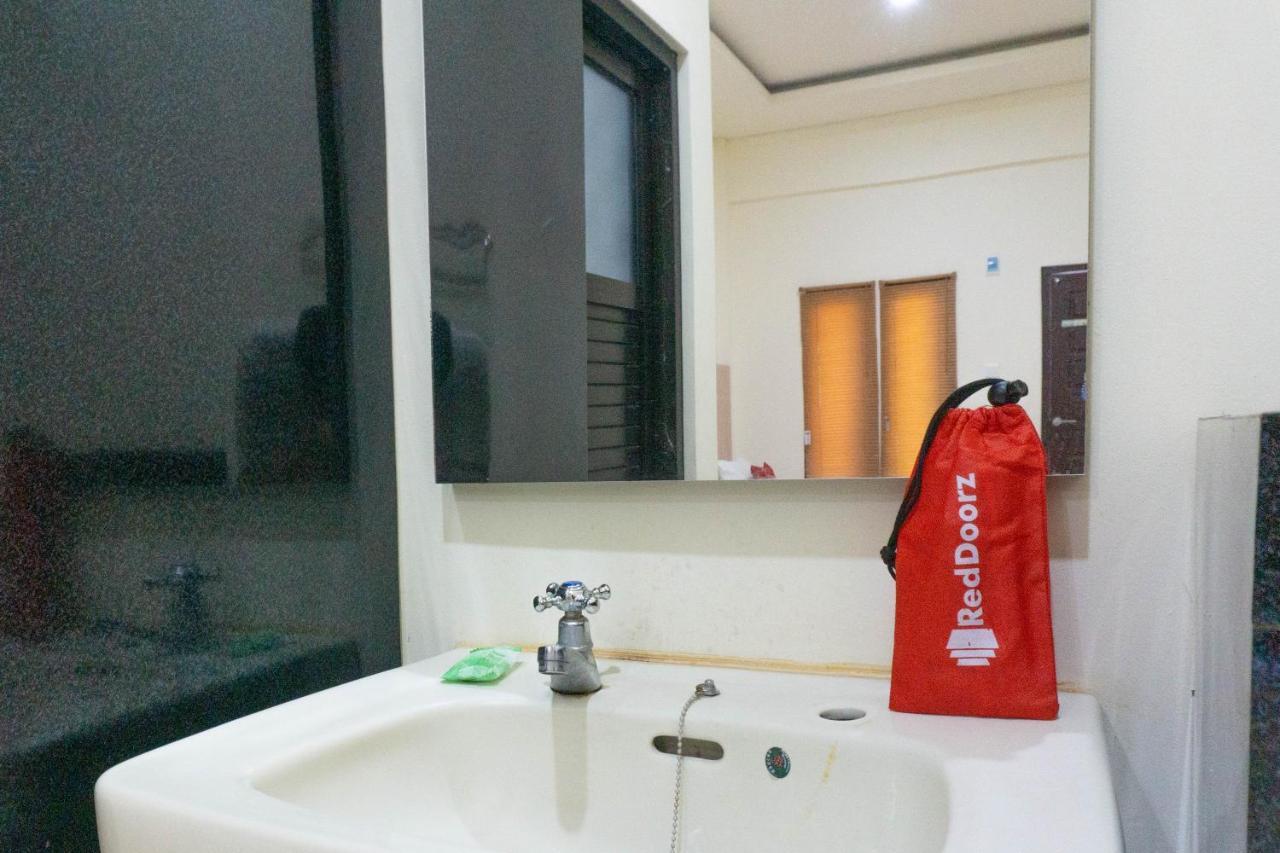 RedDoorz Syariah near Sultan Muhammad Kaharuddin Airport Hotel Sumbawa Besar Luaran gambar