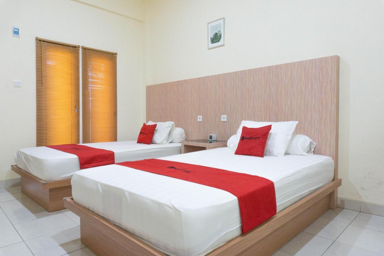RedDoorz Syariah near Sultan Muhammad Kaharuddin Airport Hotel Sumbawa Besar Luaran gambar