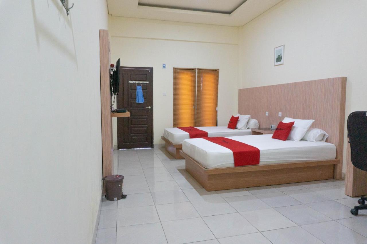 RedDoorz Syariah near Sultan Muhammad Kaharuddin Airport Hotel Sumbawa Besar Luaran gambar